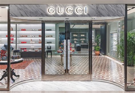 can anyone go into a gucci store|gucci negozio vicino a me.